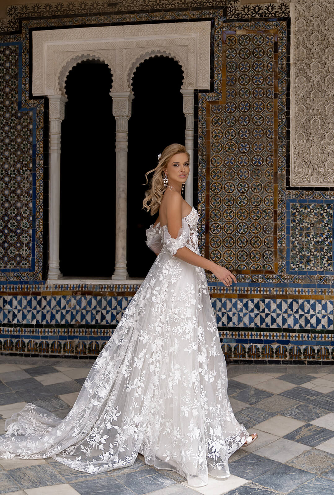 Brautkleid Sarah seitlich, Blumenspitze auf der Corsage und weiter Rock