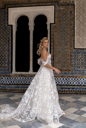 Brautkleid Sarah seitlich, Blumenspitze auf der Corsage und weiter Rock