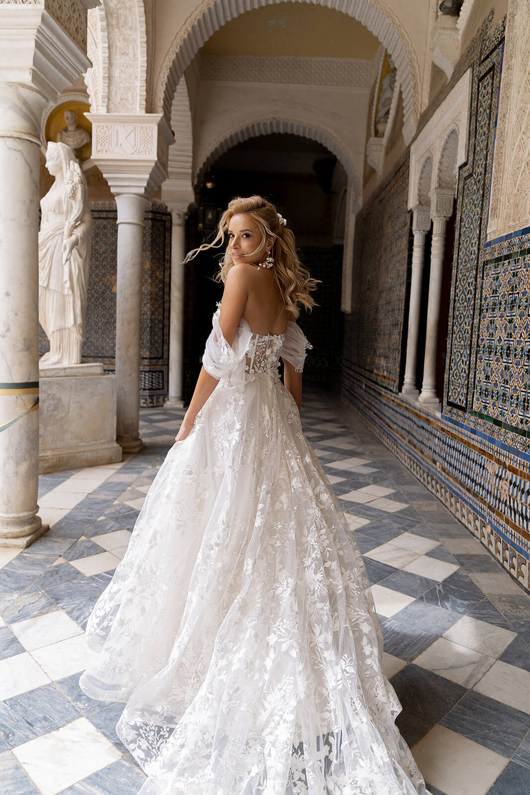 Brautkleid Sarah in A-Linie mit 3D-Blumenspitze, ganze Silhouette von vorn