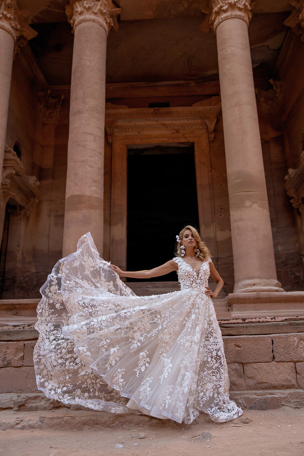 Azalea – wedding dress in motion.
