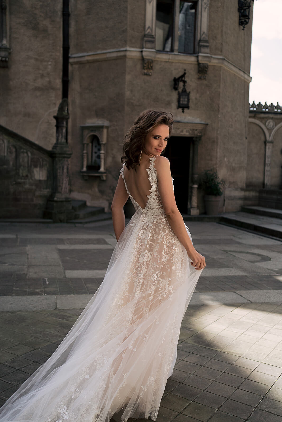 Brautkleid Gilly von hinten in ganzer Figur, offener Rücken und lange Tüllschleppe