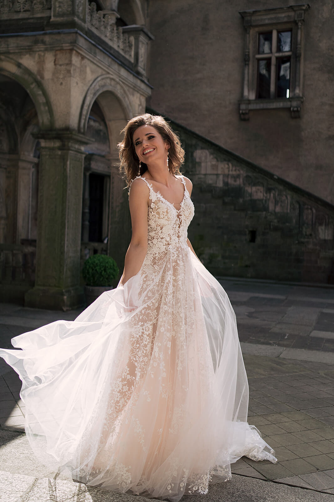 Brautkleid Gilly im Schlosshof, A-Linie aus Tüll mit Blumenspitze, Vorderansicht