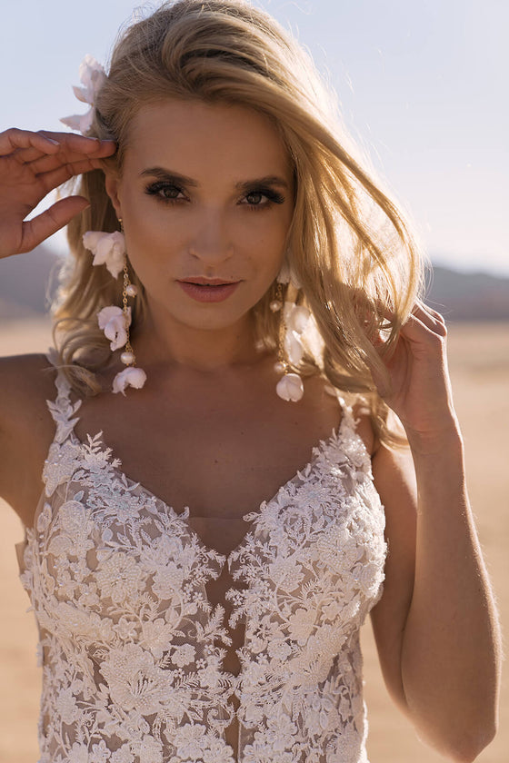 Brautkleid Gilly im Detail: tiefer V-Ausschnitt, schmale Träger und 3D-Blumenspitze