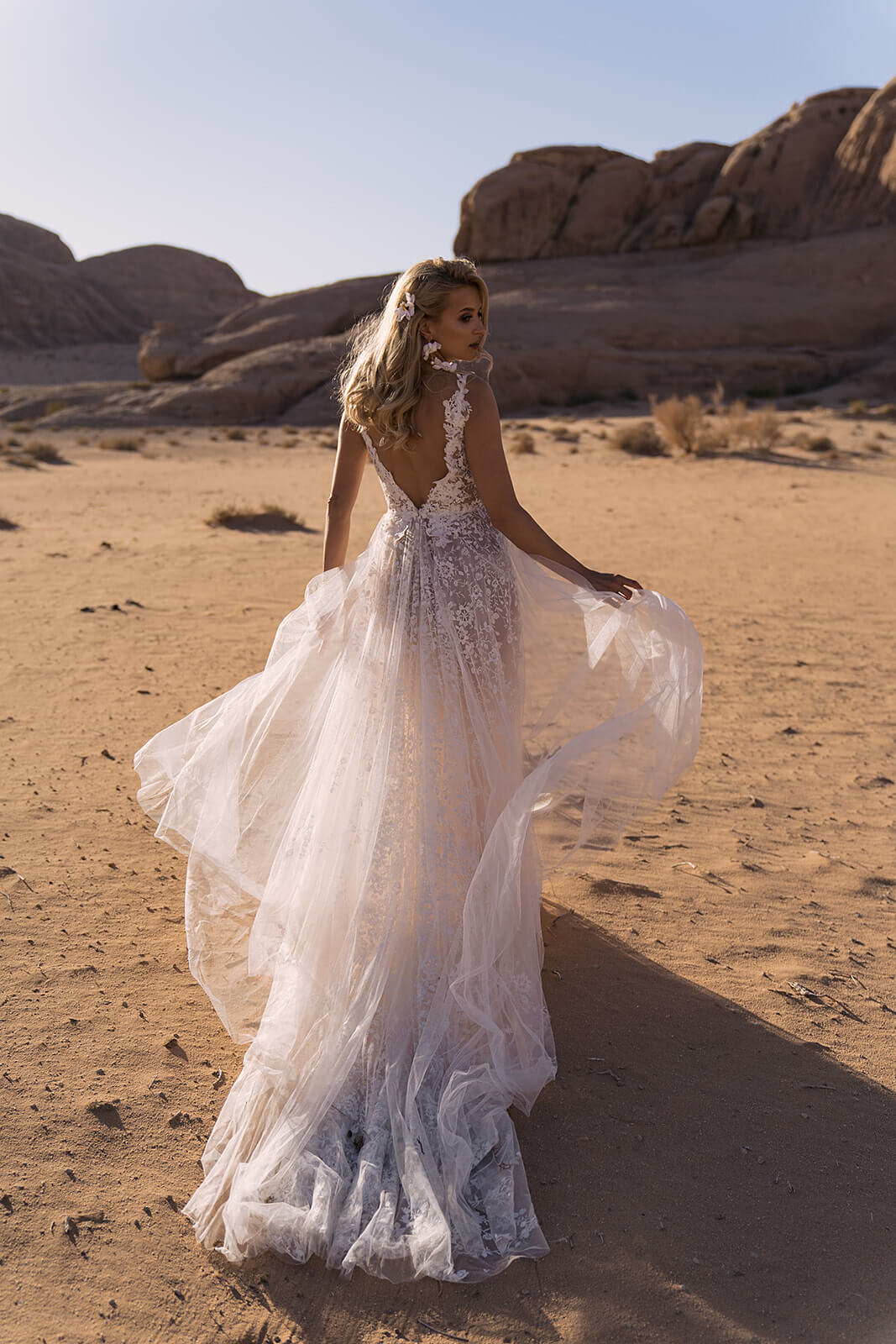 Brautkleid Gilly von hinten in der Wüste, wehender Tüllrock in ganzer Silhouette