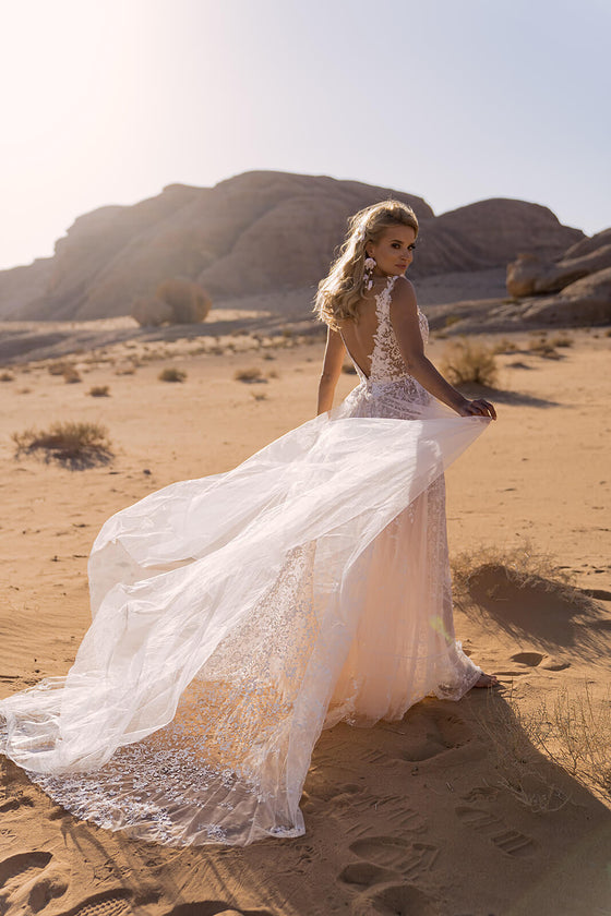 Brautkleid Gilly in der Wüste, Tüllrock im Wind und Oberteil aus Blumenspitze