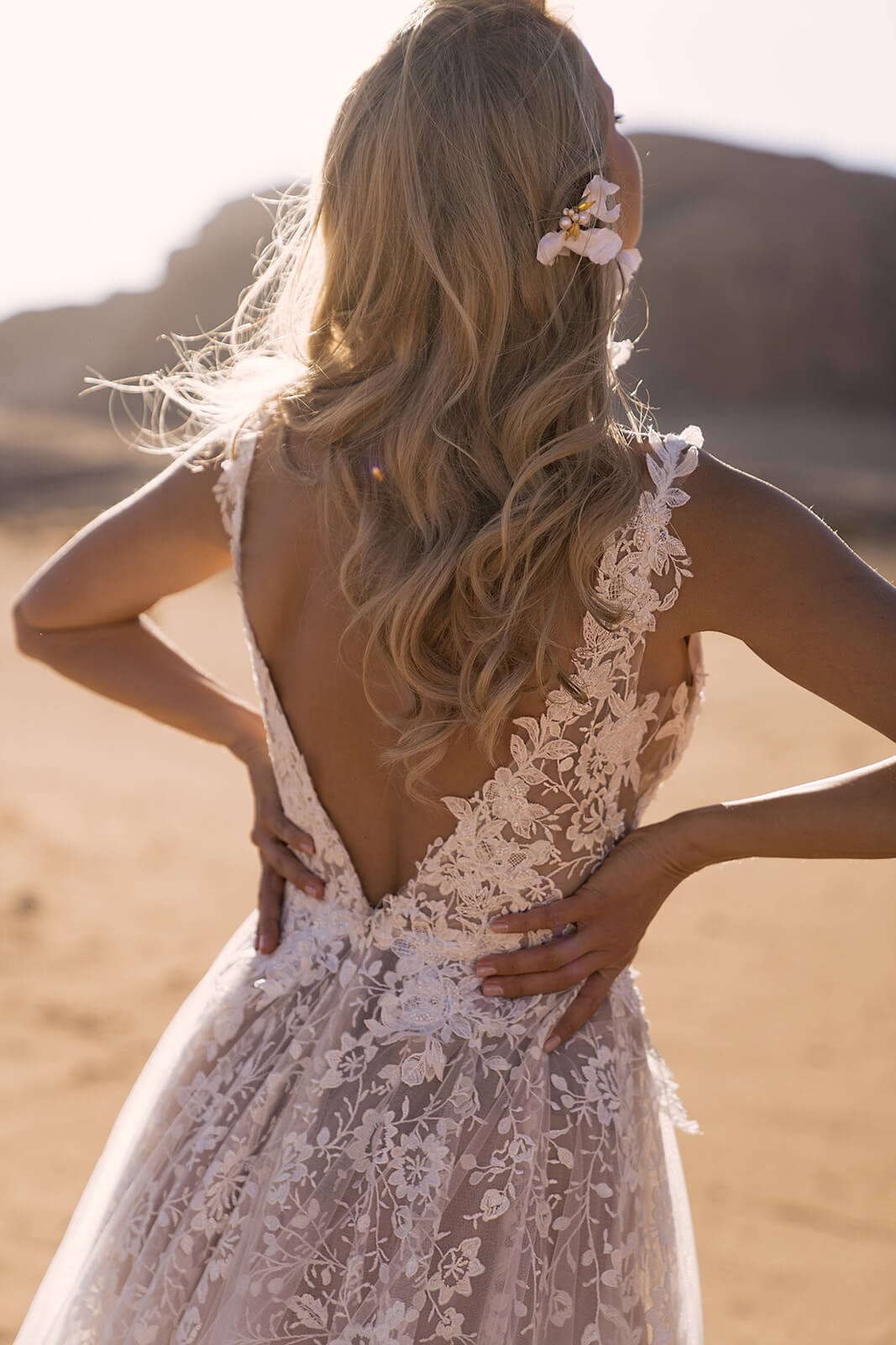 Brautkleid Gilly von hinten aus der Nähe, tiefer Rückenausschnitt mit Blumenspitze