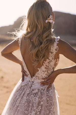 Brautkleid Gilly von hinten aus der Nähe, tiefer Rückenausschnitt mit Blumenspitze