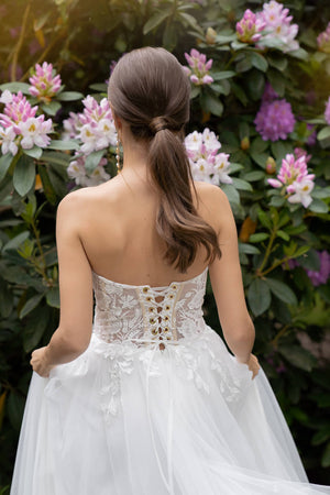 Brautkleid Lanka von hinten, Nahaufnahme der Schnürung an der Spitzencorsage