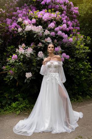 Brautkleid Lanka von vorn in ganzer Figur, Tüllrock mit Schlitz und Off-Shoulder-Puffärmel
