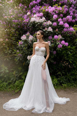 Brautkleid Lanka ohne Ärmel in ganzer Figur, trägerlose Corsage und Tüllrock mit Schlitz