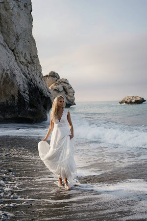 Brautkleid Lidia von hinten, Schritt ins flache Wasser mit gerafftem Rock