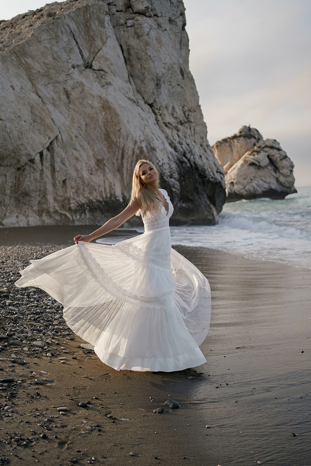 Brautkleid Lidia am Wassersaum, der leichte Rock wirbelt seitlich auf