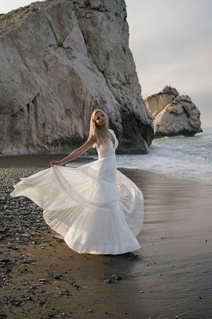 Brautkleid Lidia am Wassersaum, der leichte Rock wirbelt seitlich auf