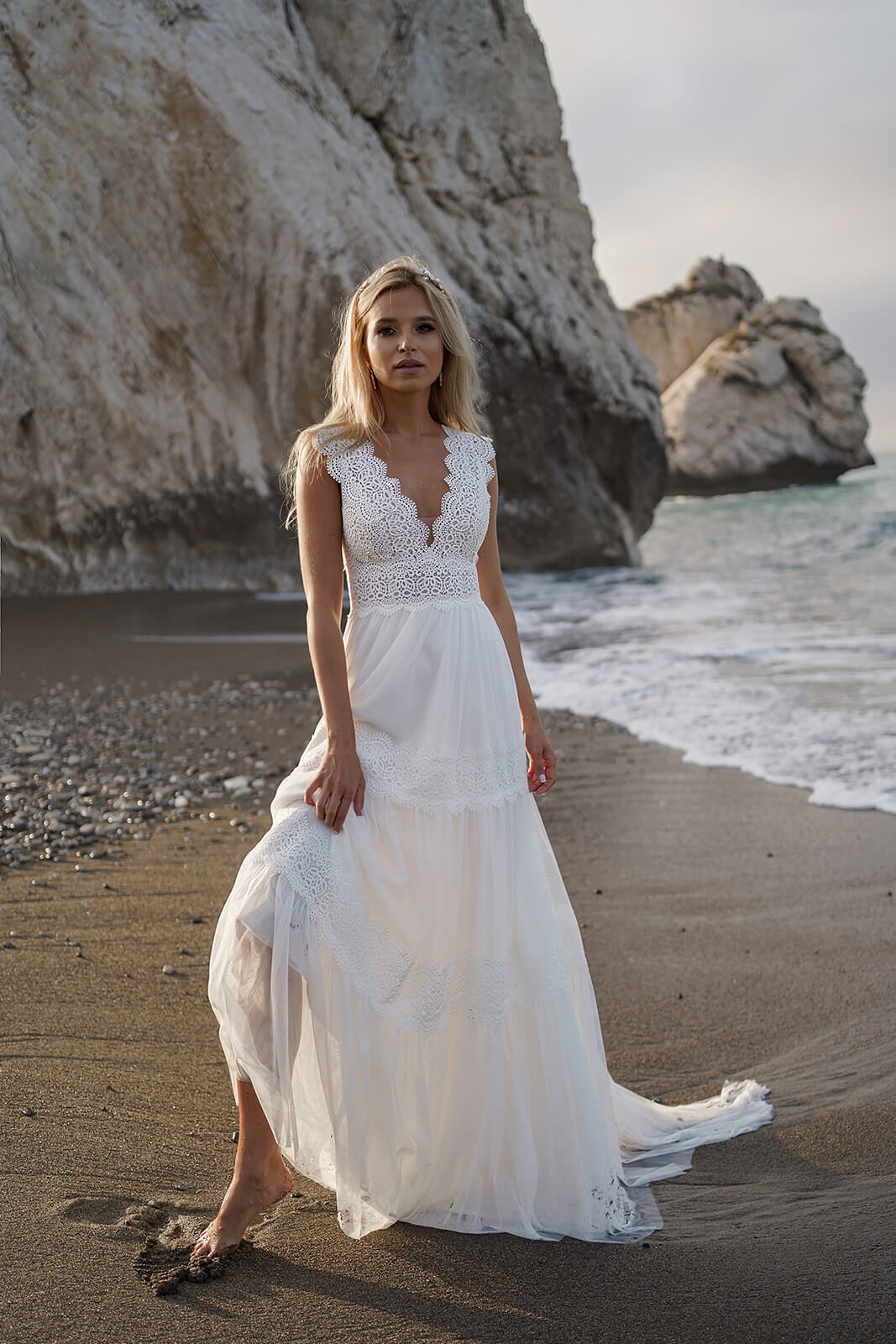 Brautkleid Lidia auf nassem Sand, ganze Silhouette von vorn mit leichter Schleppe