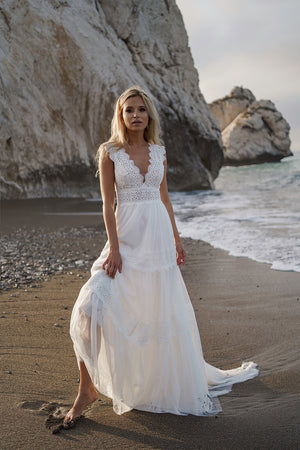Brautkleid Lidia auf nassem Sand, ganze Silhouette von vorn mit leichter Schleppe