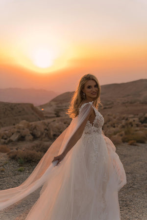Brautkleid Linda von schräg hinten, Spitzenrock in A-Linie vor der Abendsonne
