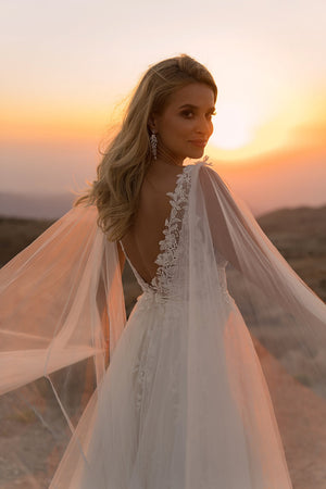 Brautkleid Linda von hinten, tiefer V-Rücken mit Spitzenkante und langem Tüllcape