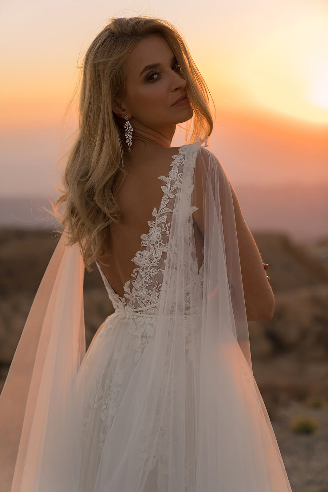 Brautkleid Linda, Nahaufnahme des Rückenausschnitts mit Spitzenborte und Tüllcape