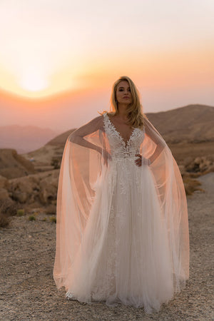 Brautkleid Linda in ganzer Figur, Tüllcape auf beiden Seiten ausgebreitet in der Wüste