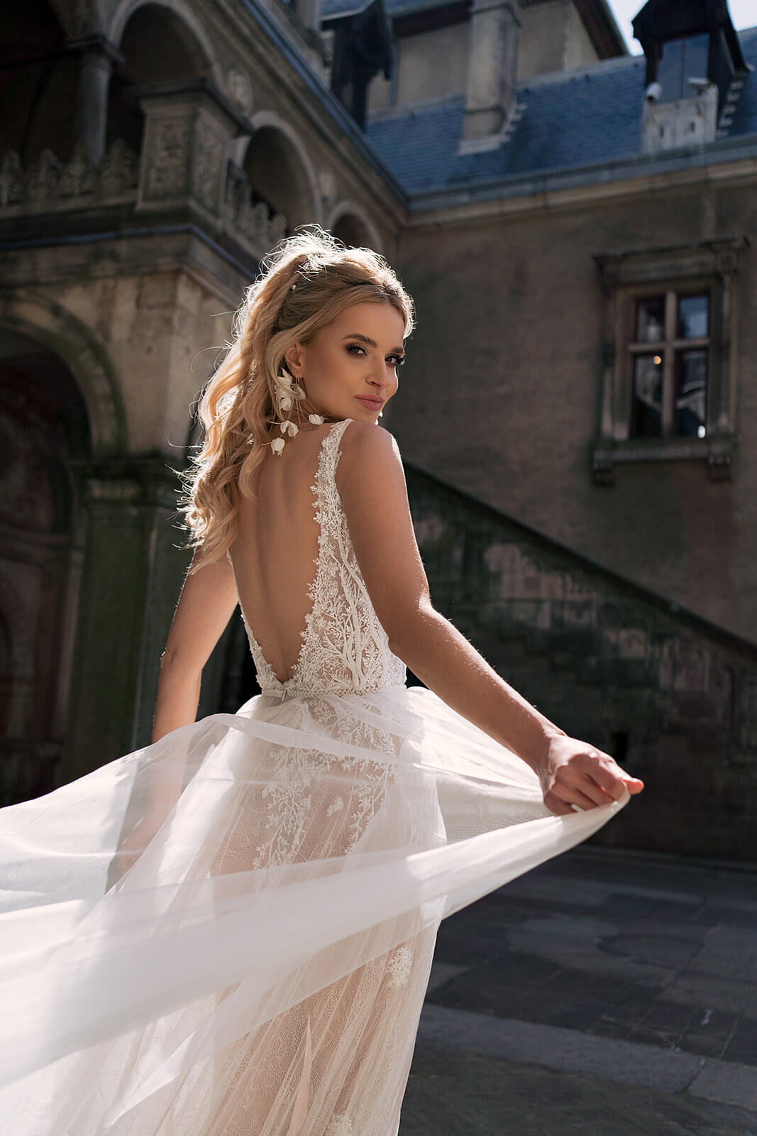 Brautkleid Livia von hinten, tiefer Rückenausschnitt und angehobener Tüllrock