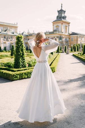 Brautkleid Safona von hinten vor dem Palast, V-Rücken und langer Chiffonrock