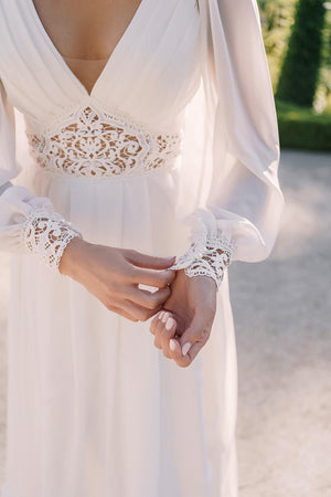 Brautkleid Safona im Detail: Spitzenmanschetten an den Ärmeln und Taillengürtel
