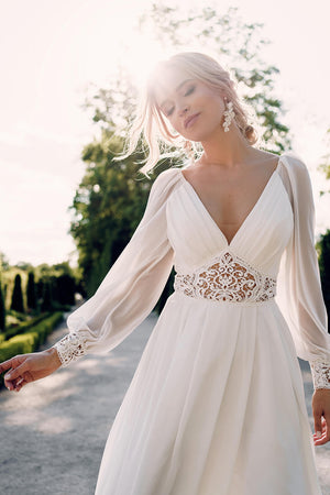 Brautkleid Safona in Bewegung, tiefer V-Ausschnitt und weite Chiffonärmel