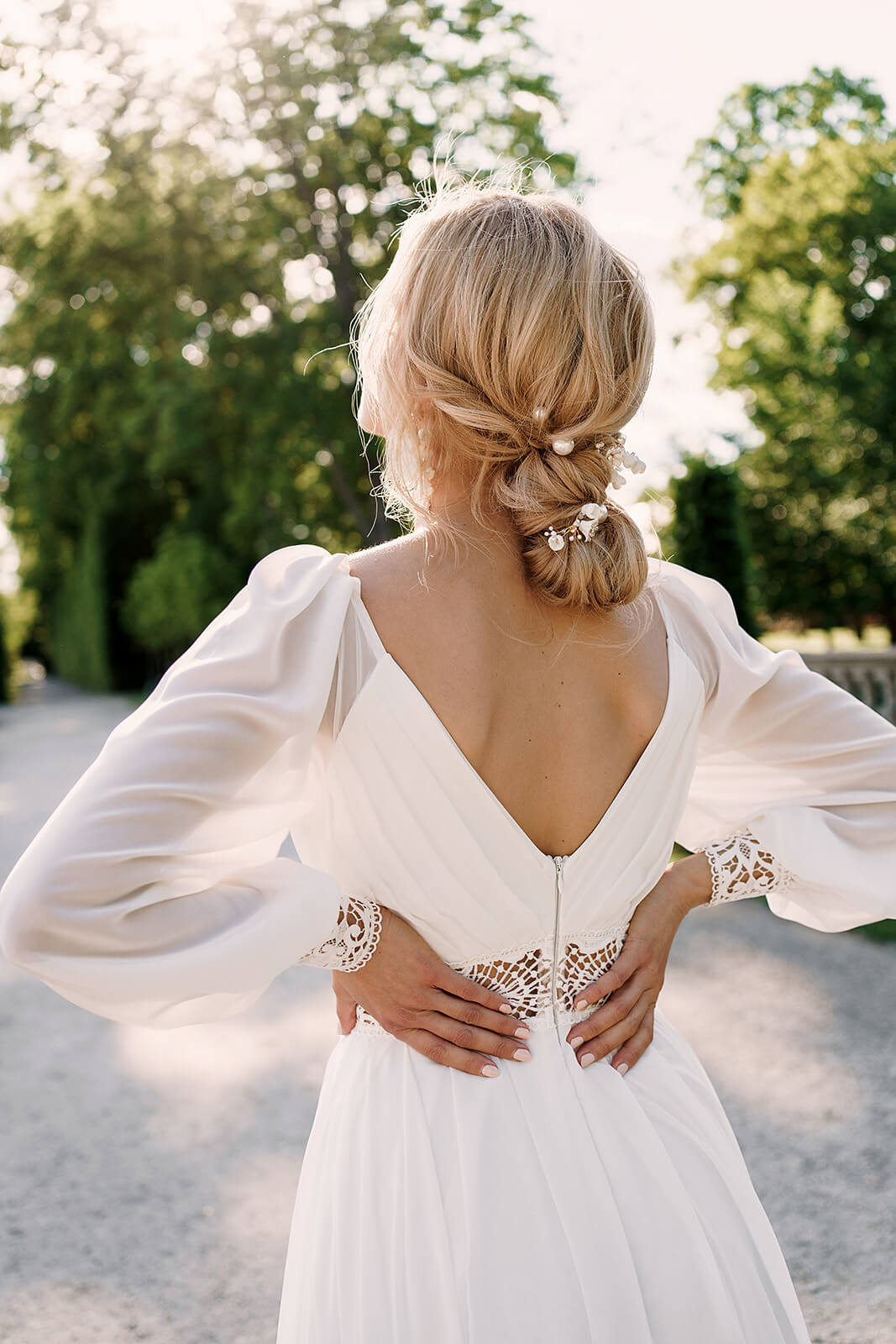 Brautkleid Safona von hinten aus der Nähe, V-Rückenausschnitt und Spitzengürtel