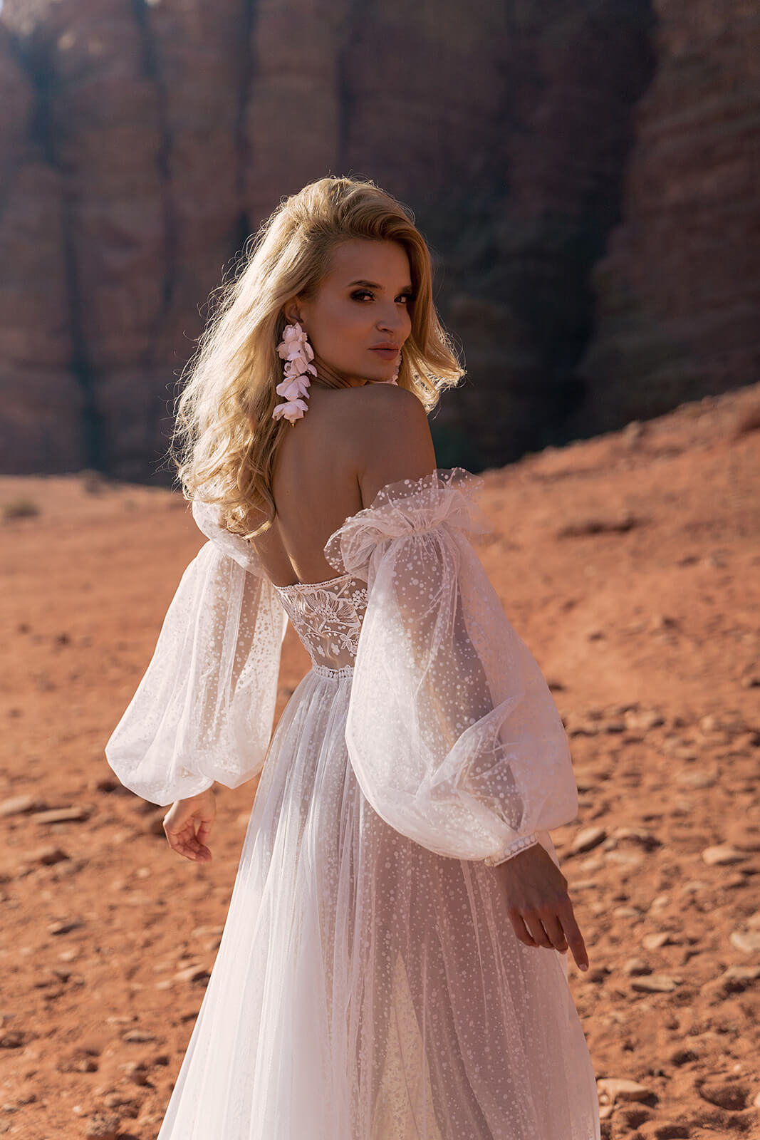 Wedding dress Shira – DAMA Couture A-line wedding dress.