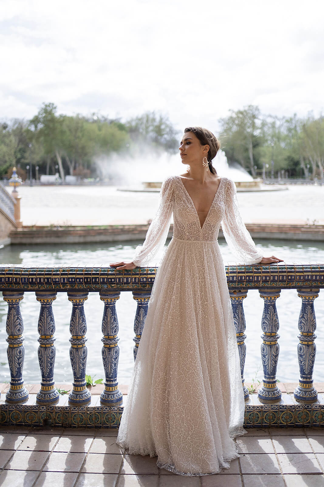 Brautkleid Suri, Nahaufnahme der aufgesetzten Blumenspitze auf Glitzertüll