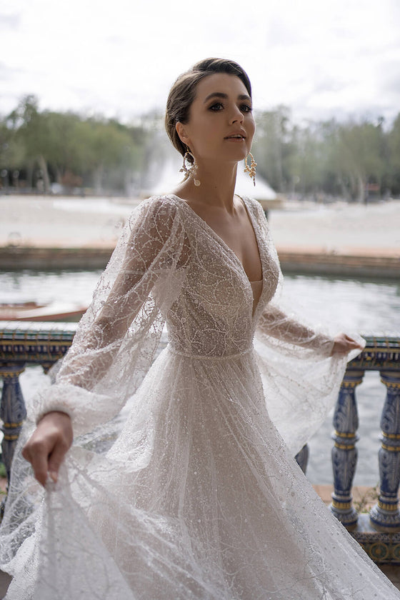 Brautkleid Suri in A-Linie aus Glitzertüll mit Blumenspitze, ganze Silhouette von vorn