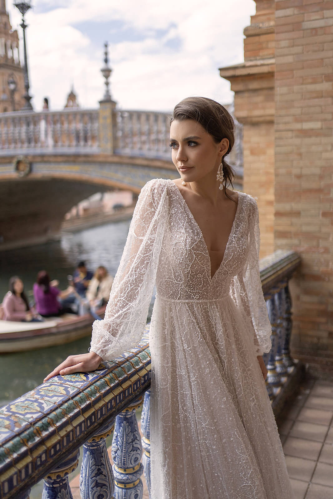 Brautkleid Suri in Nahaufnahme: bestickter Gürtel an der hohen Taille