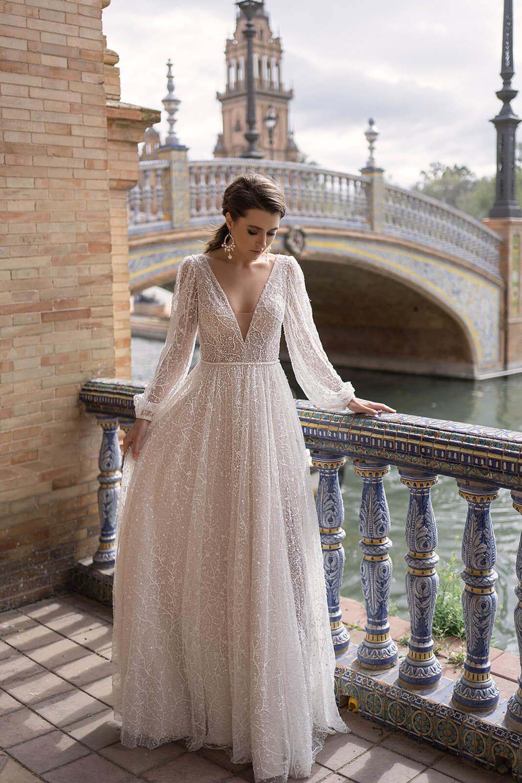 Brautkleid Suri, Detail von Gürtel und Rockansatz in Nahaufnahme