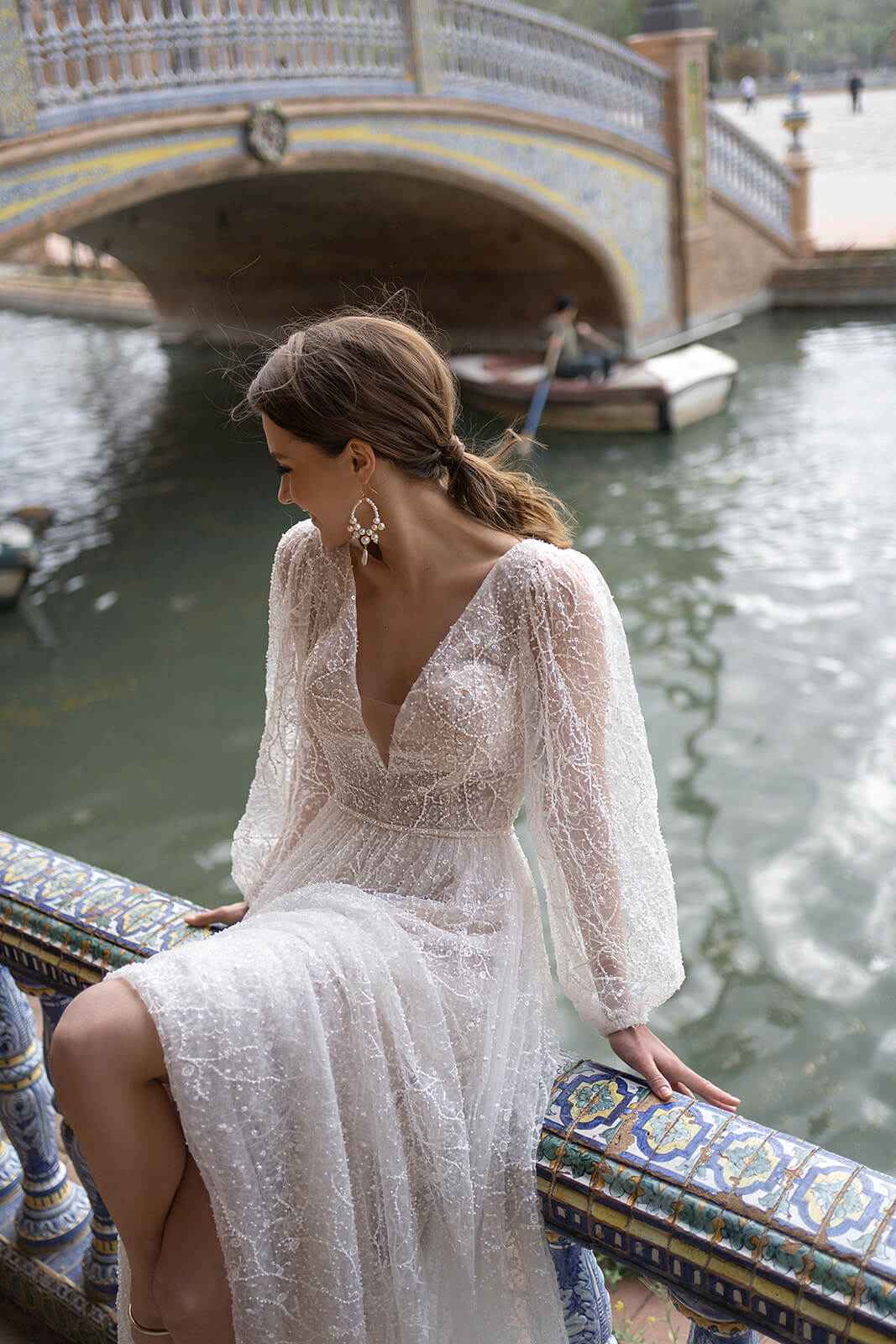 Brautkleid Suri von hinten, Schnürung der Corsage und Schleppe am Boden