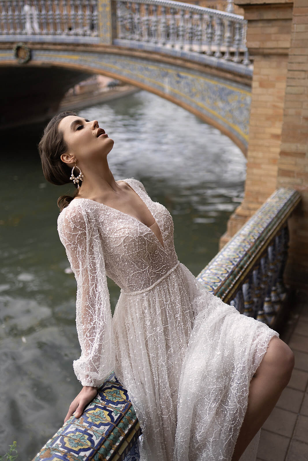 Brautkleid Suri von hinten, Rückenausschnitt über nudefarbenem Unterkleid