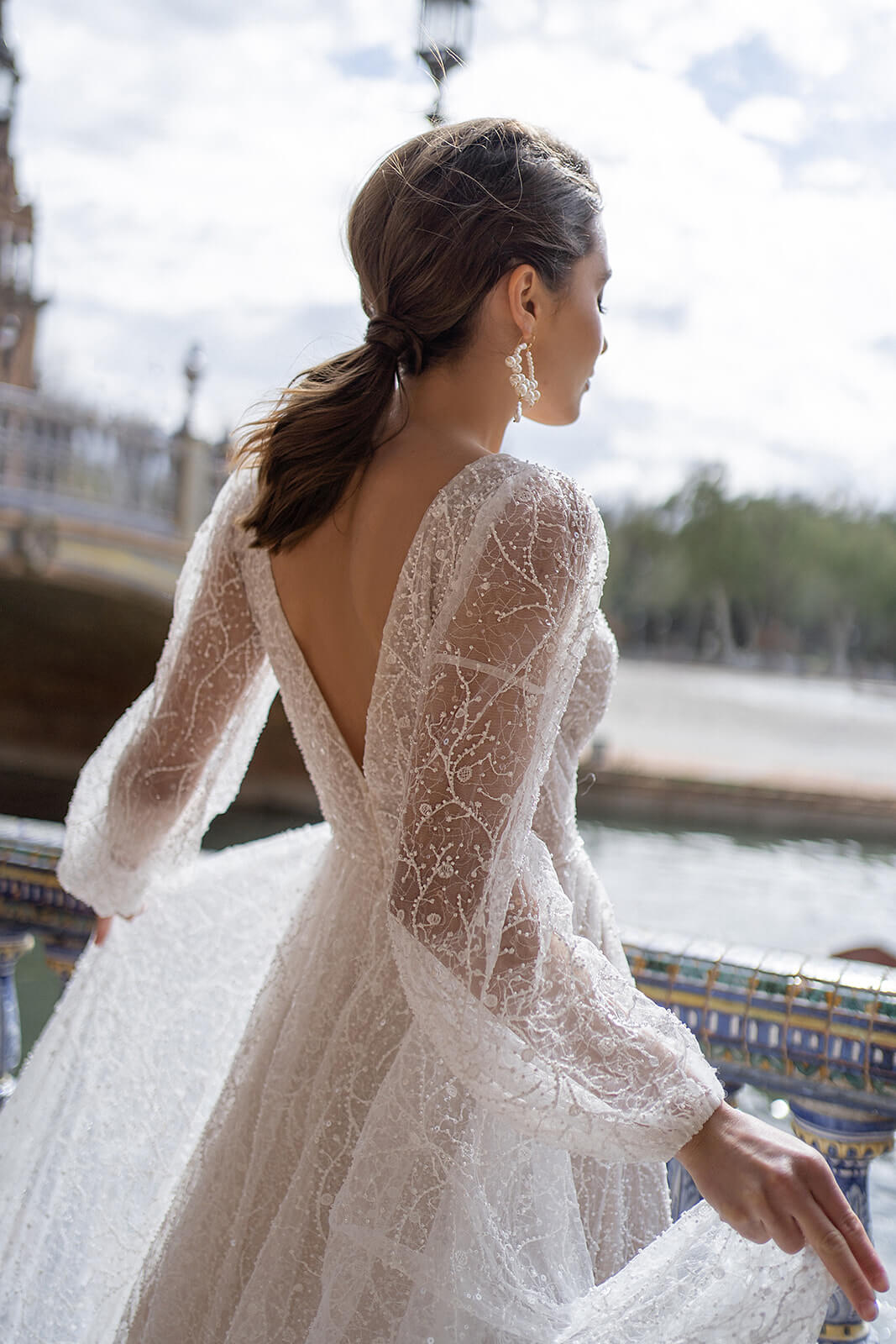 Brautkleid Suri, Detail der Corsage mit erhabenen Blumenmotiven und Taillengürtel