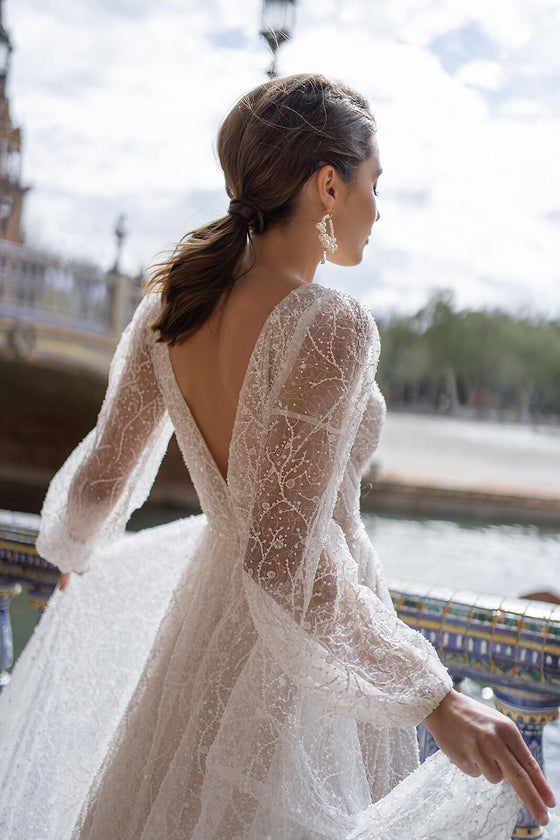 Brautkleid Suri, Detail der Corsage mit erhabenen Blumenmotiven und Taillengürtel
