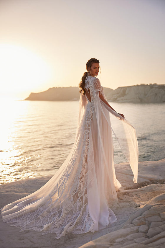 Brautkleid Anvar von hinten mit langer Spitzenschleppe und Tüllärmeln am Meer