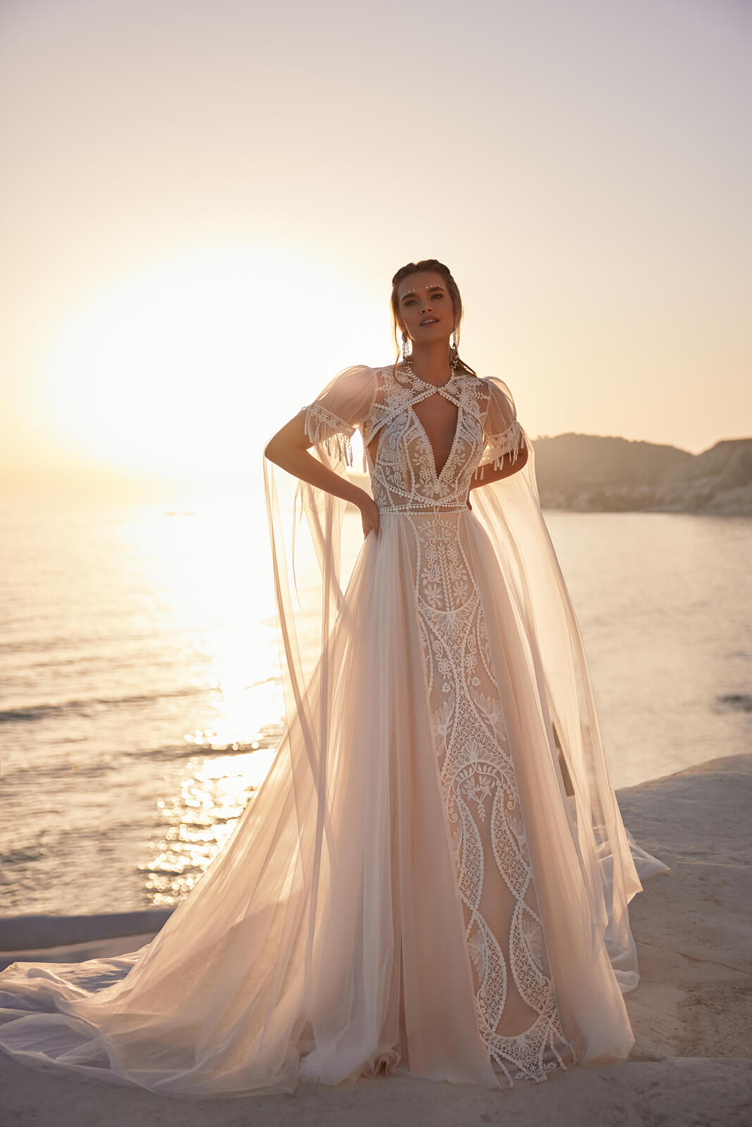 Brautkleid Anvar, ganze Silhouette im Gegenlicht mit Tüllschleppe und Spitzenpanel