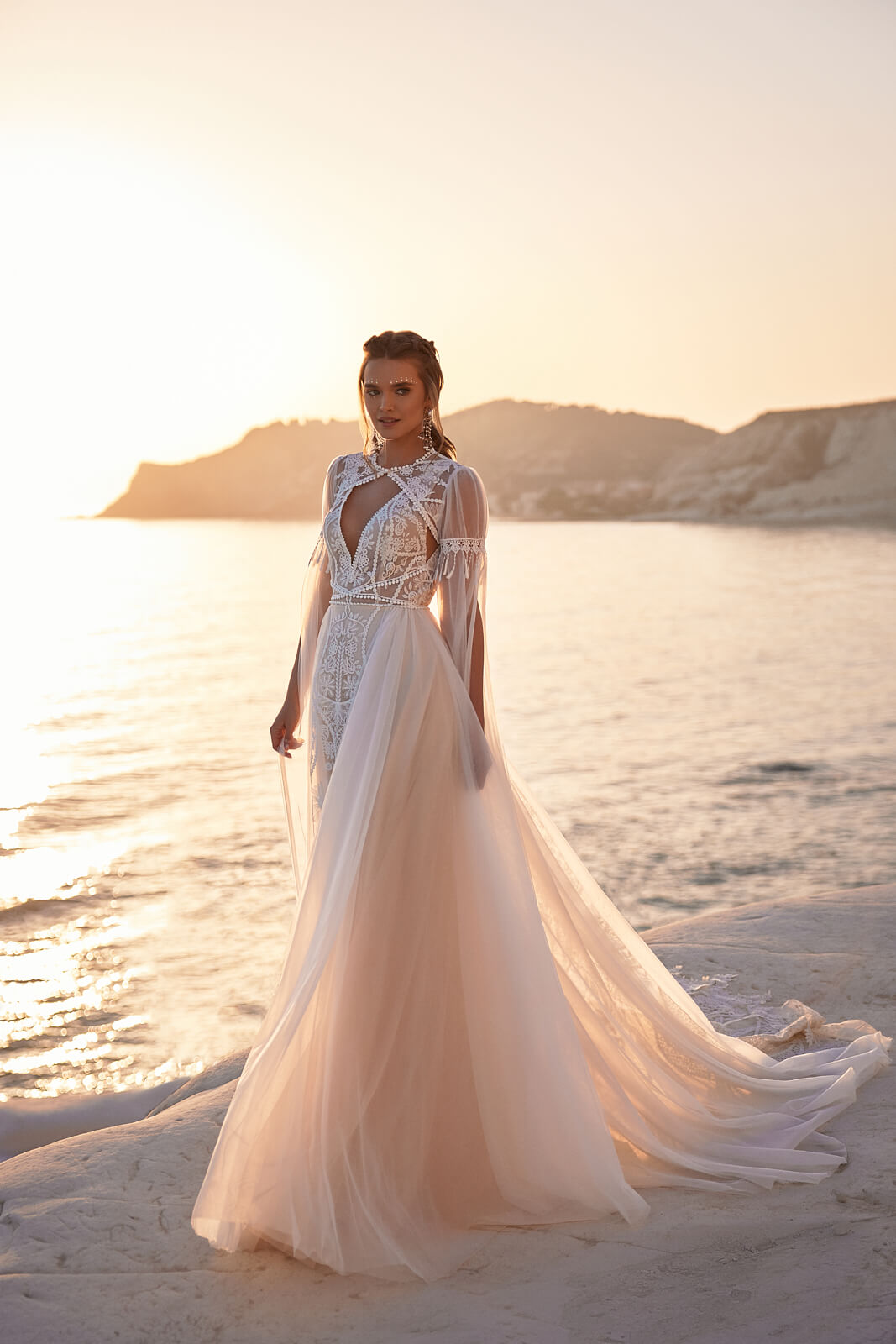 Brautkleid Anvar von der Seite, Tüllüberrock in A-Linie über dem Spitzenkleid