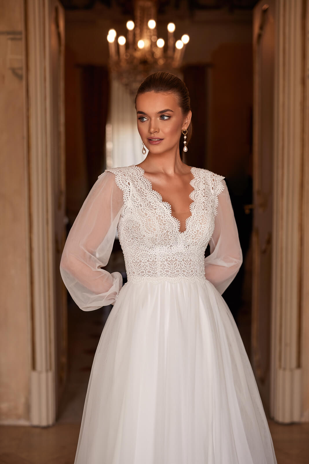 Brautkleid Eleni mit transparenten Puffärmeln und Spitze am V-Ausschnitt, Vorderansicht