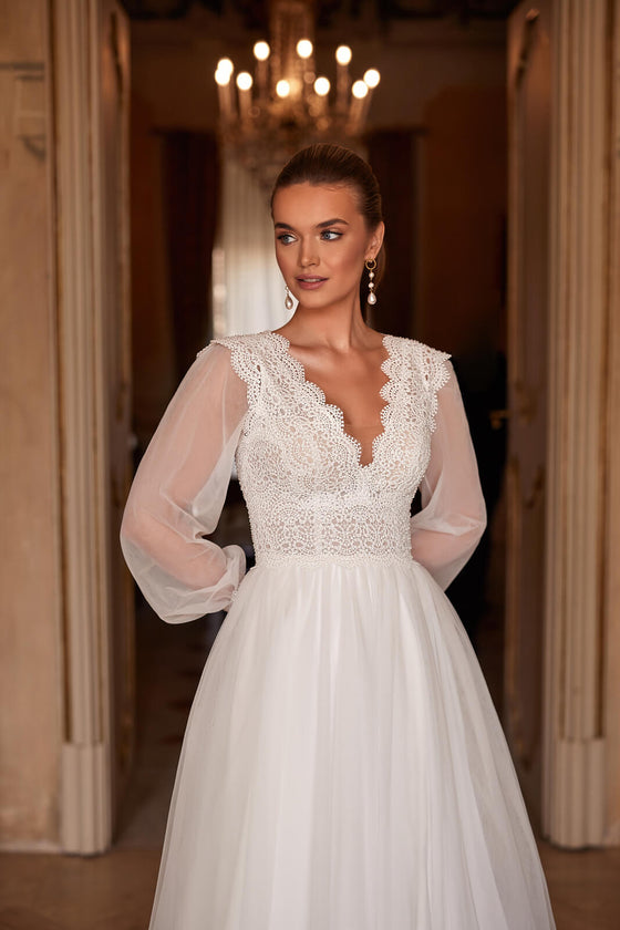 Brautkleid Eleni mit transparenten Puffärmeln und Spitze am V-Ausschnitt, Vorderansicht