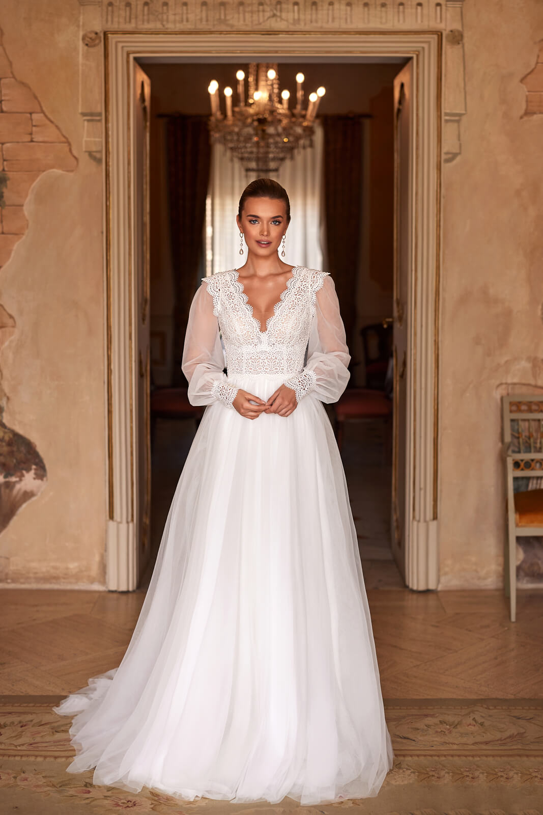 Brautkleid Eleni in ganzer Figur, A-Linie mit langen Ärmeln in einer hellen Tür