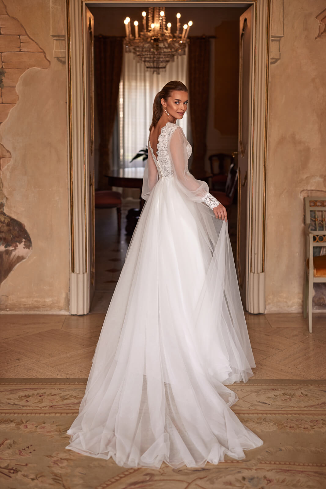 Brautkleid Eleni von hinten, weiter Chiffonrock in A-Linie und lange Ärmel