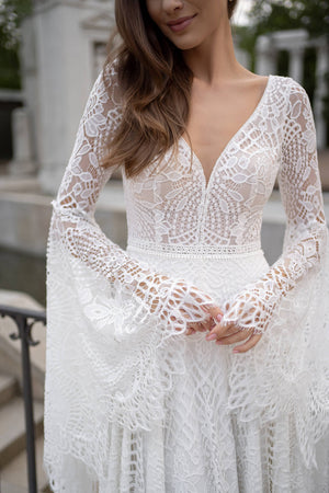 Brautkleid Lea, tiefer V-Ausschnitt aus durchbrochener Spitze und weite Ärmel, Nahaufnahme