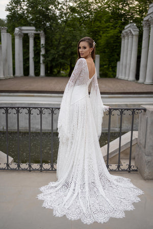 Brautkleid Lea von hinten, Spitzenrock mit Schleppe und Bogenkante, ganze Silhouette