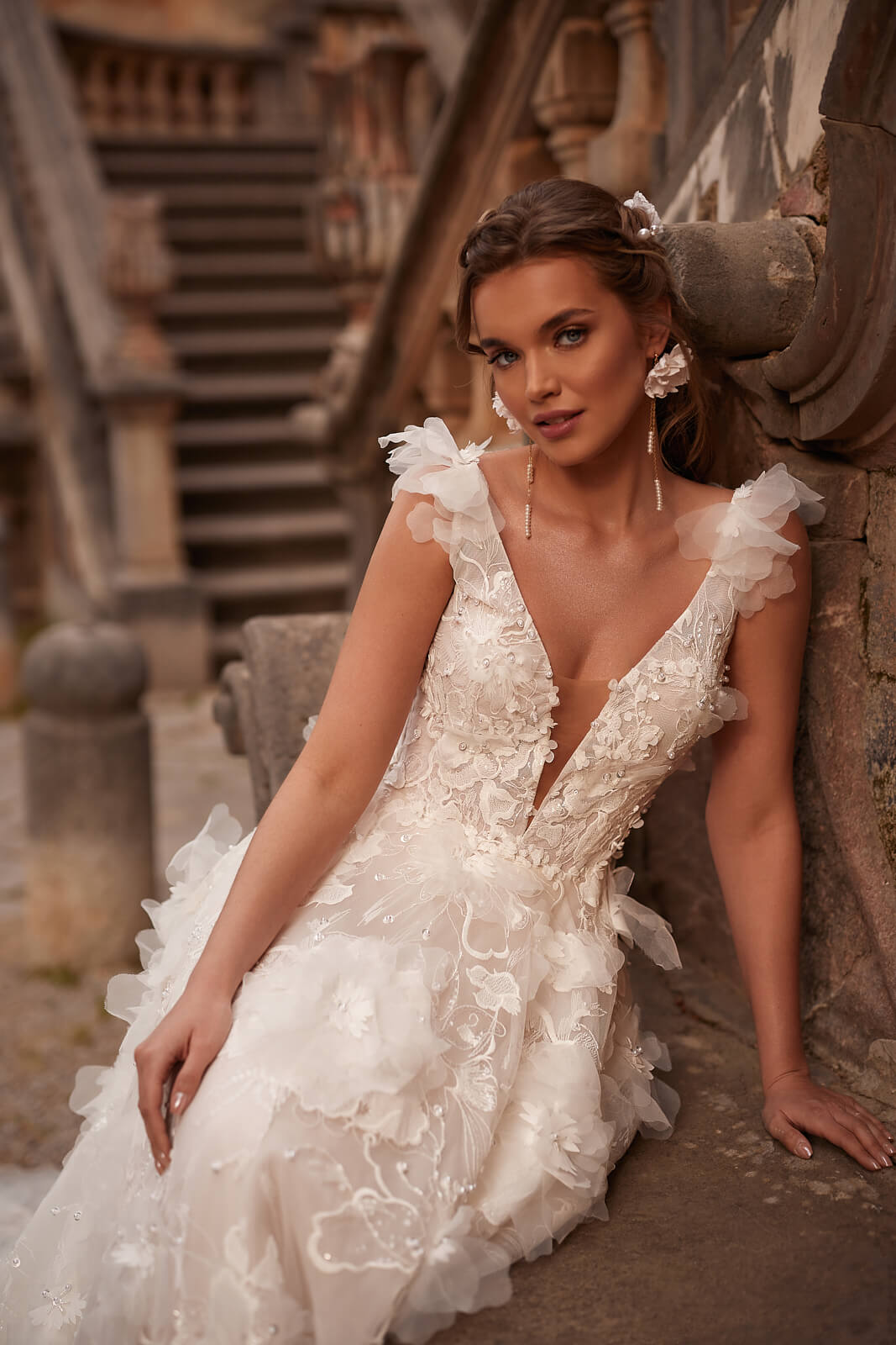 Brautkleid Calanthe: Detail der Korsage mit Blütenapplikationen und breiten Trägern