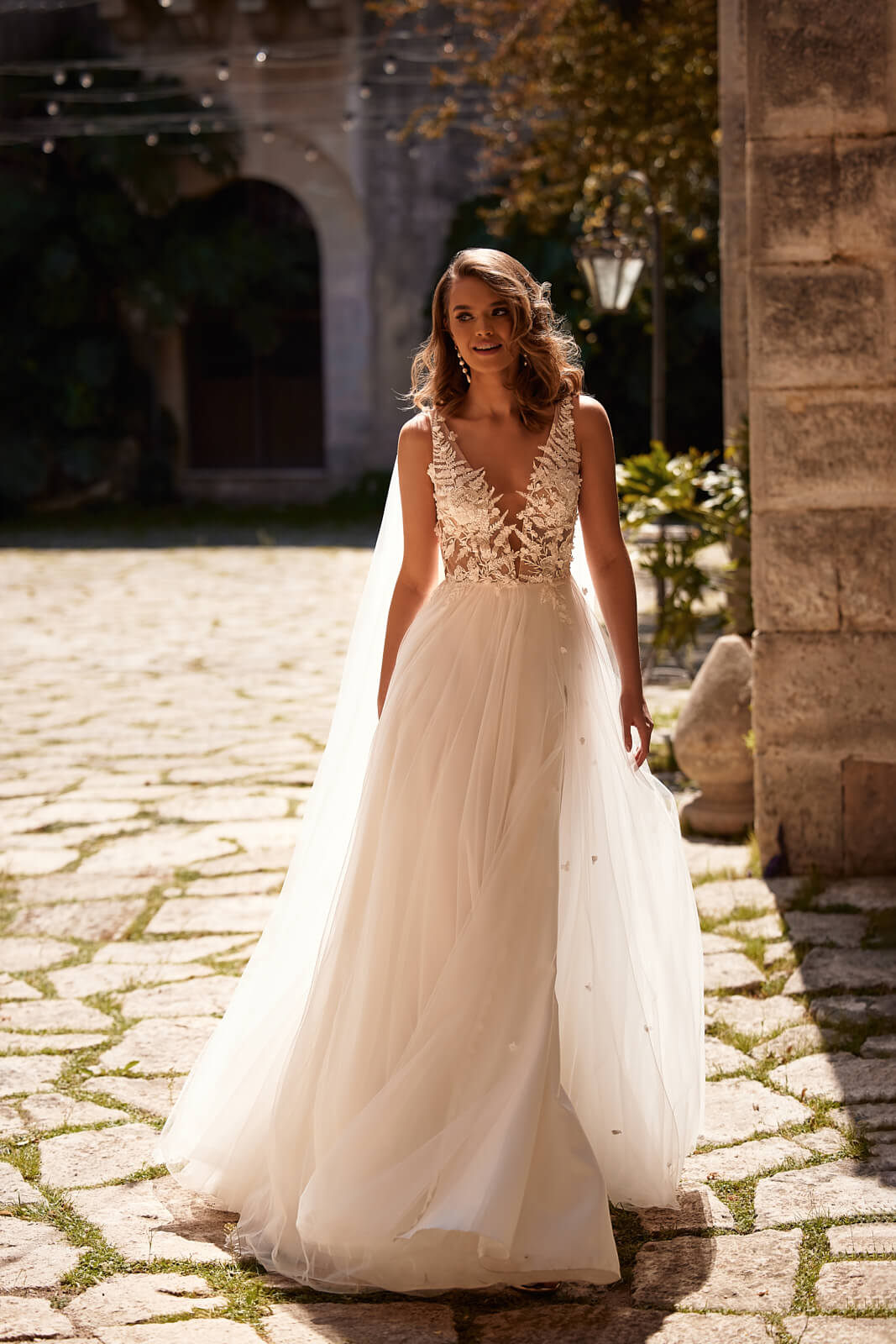 Brautkleid Galadriel in A-Linie mit weichem Tüllrock, ganze Silhouette im Steinhof
