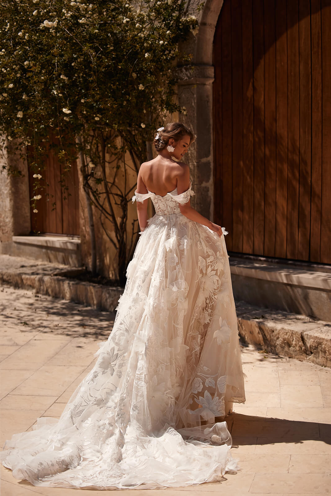 Brautkleid Nenufar von hinten, Blütenspitze auf Tüll und lange Schleppe, ganze Silhouette