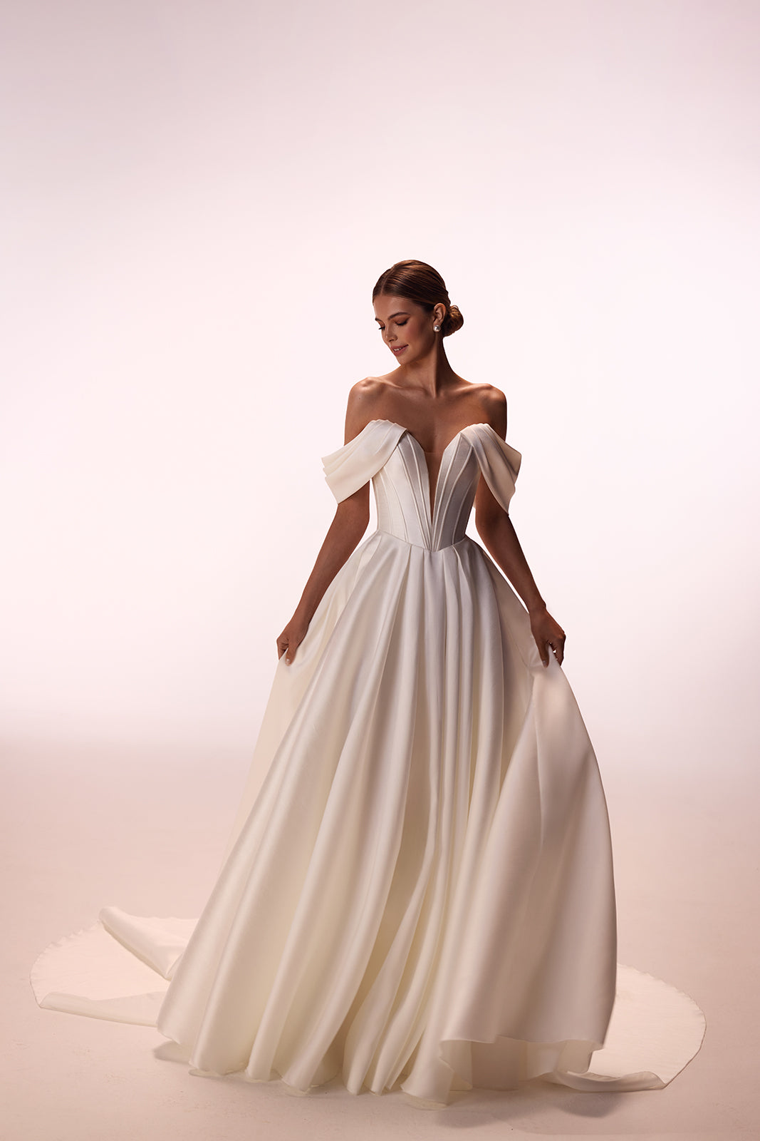 Thalia im Studio von vorne, ganze Silhouette der A-Linie aus glänzendem Satin